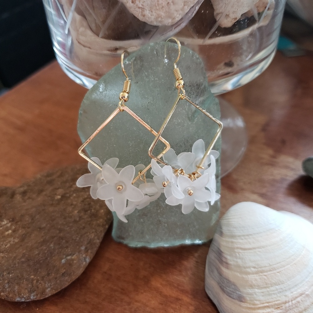 2 Left ♡ Korean White Flowers Geometric Earrings - Picture 3 of 3